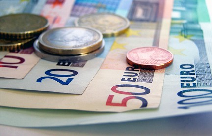 Официальный курс евро на пятницу вырос до 62 рублей