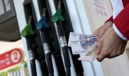 На московских заправках начал дорожать бензин